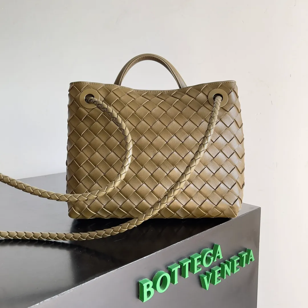 The 2023 new Andiamo batch of 1860 BV has been shipped‼ ️Really popular🔥The new Andiamo woven handbag launched by Bottega Veneta this season is really popular all over the world! ! Celebrities at home and abroad have worn it, and Oscar-winning actress Michelle Yeoh has taken it out on the street. Song Jia, Trai Yara, Yu Feihong, Sanji Ayaka, Rosie Hunting-Whiteley, Yoshioka Riho, etc. have all picked up this bag. It is classic and versatile, showing off its temperament, and the bag capacity is also large, which is very convenient for daily commuting! ! A variety of carrying methods, the shoulder straps can be adjusted by yourself, the original lambskin feels soft and delicate, and the neutral style is made to break gender boundaries and bring a more practical and longer-lasting use experience. Andiamo, which has both elegant and casual styles, perfectly interprets the true appearance of "fashionable old money style". Style number: 743568 Size: 25*22*10.5cm